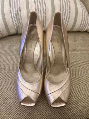 Vintage Italian leather Metallic Peep-Toe Pumps –Gold